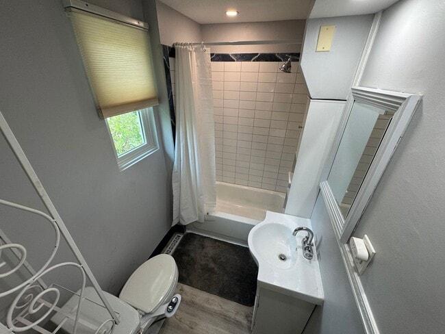 Building Photo - Charming 2 Bed 1.5 Bath Single Family Home...