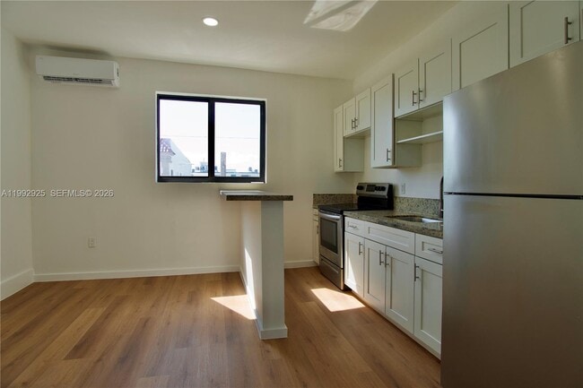 Building Photo - 337 SW 5th Ave