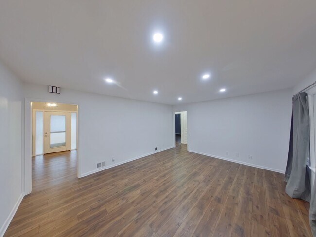 Building Photo - 3534 W 11th St N