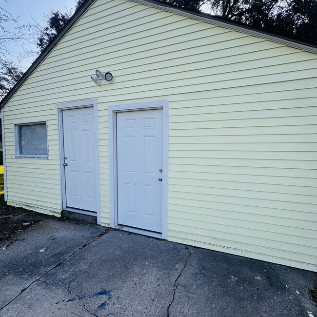 Building Photo - 3148 Alamo Ave