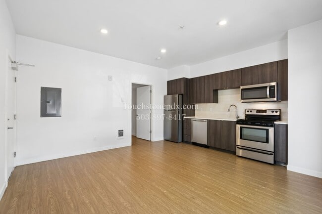 Building Photo - Ground-Level Modern Apartment at Bradley Commons!