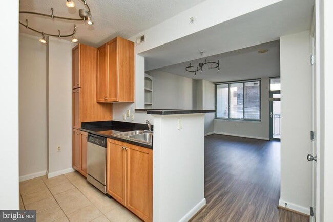 Primary Photo - 851 N Glebe Rd