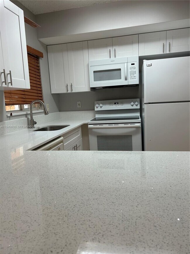 Building Photo - 6225 SW Kendale Lakes Cir