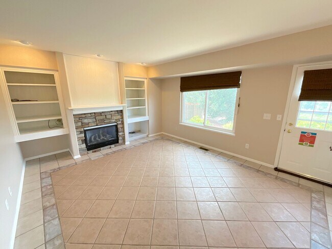 Building Photo - 4 Bedroom Home Available Near Constitution...