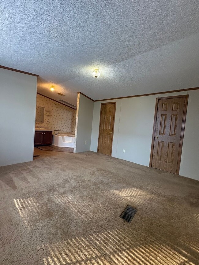 Building Photo - Spacious 3 Bed 2 Bath Mobile Home