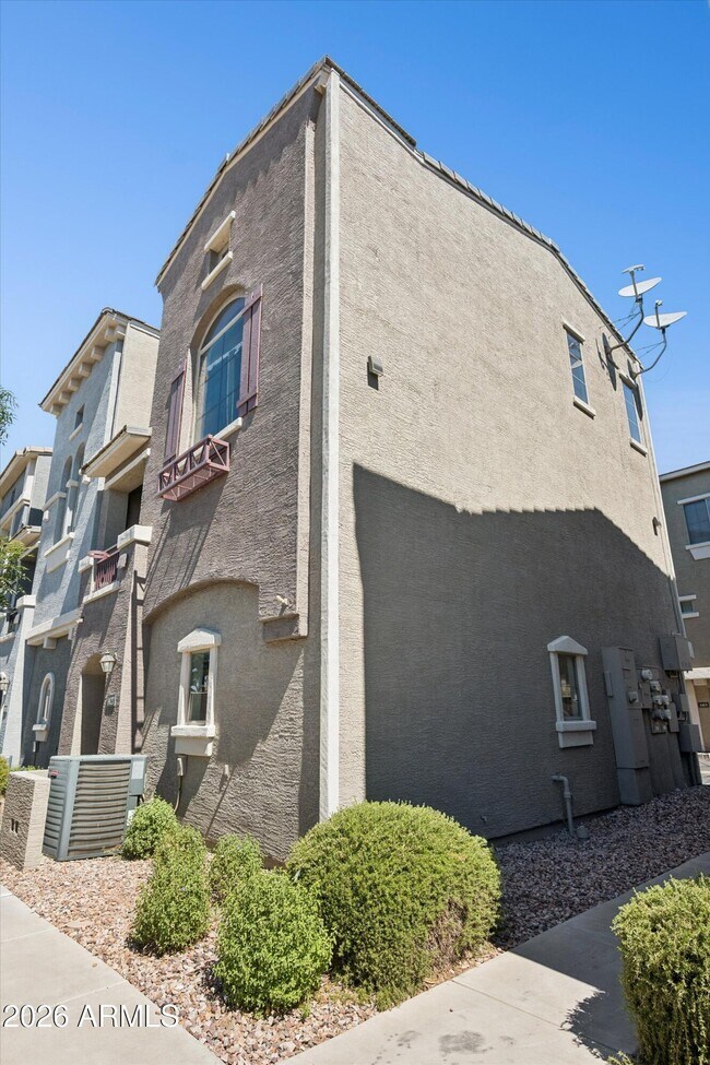 Building Photo - 2402 E 5th St