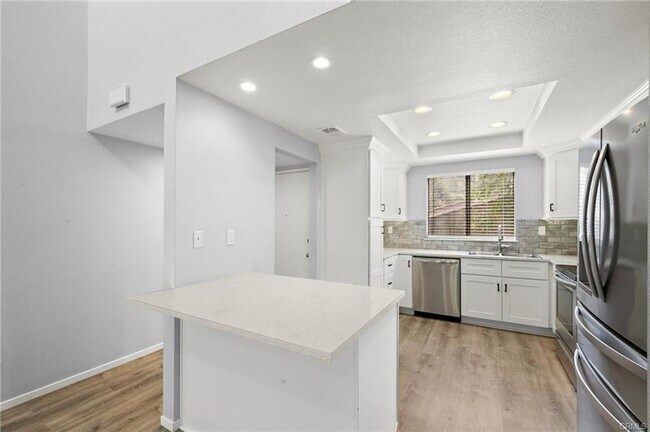 Building Photo - Beautifully Upgraded Single-Level Condo on...