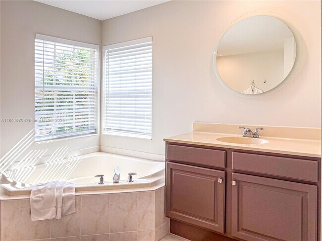 Building Photo - 4006 Bahia Isle Cir