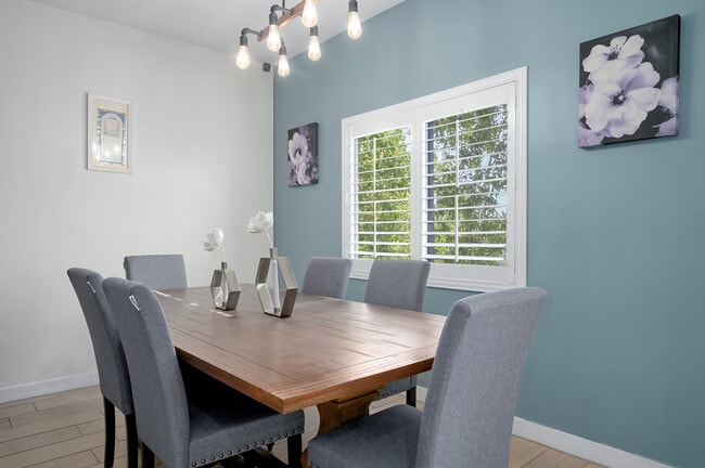 Building Photo - 121 S Palm Dr