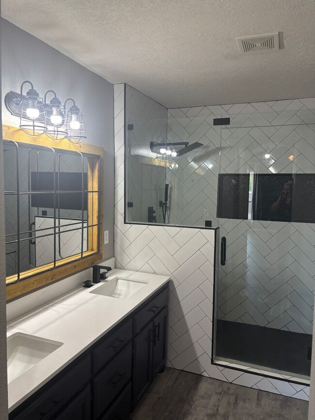 Building Photo - Charming 4-Bedroom Home in a Prime Location!