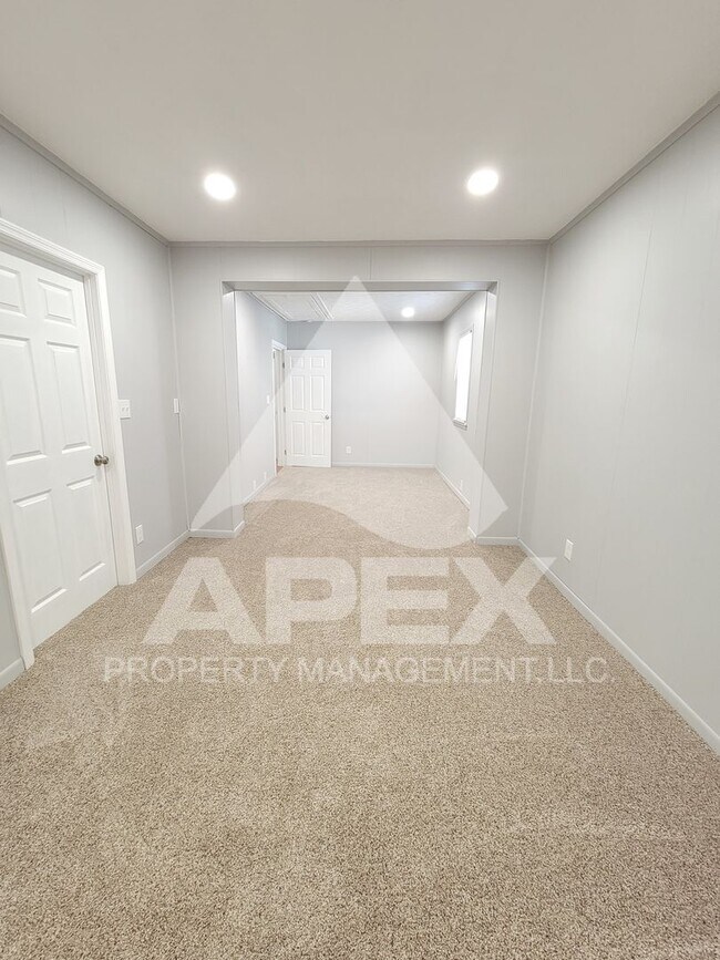 Building Photo - Craftsman Style 2 Bd 1.5- Ba Single Family Home with carport in North Knox!