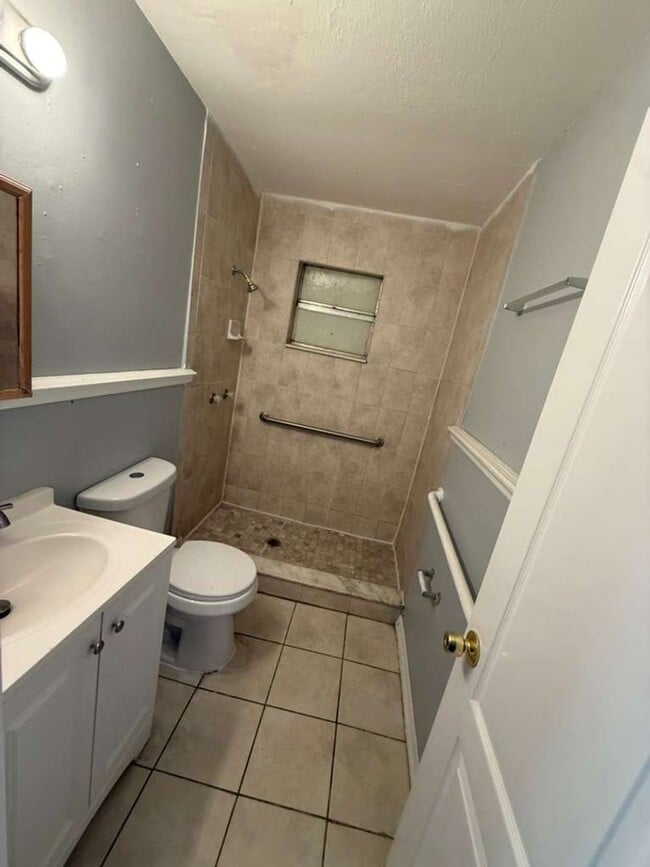 Building Photo - 3/2 Beautiful Upgraded Home on a corner lot! Apply for FREE This Holiday Season!