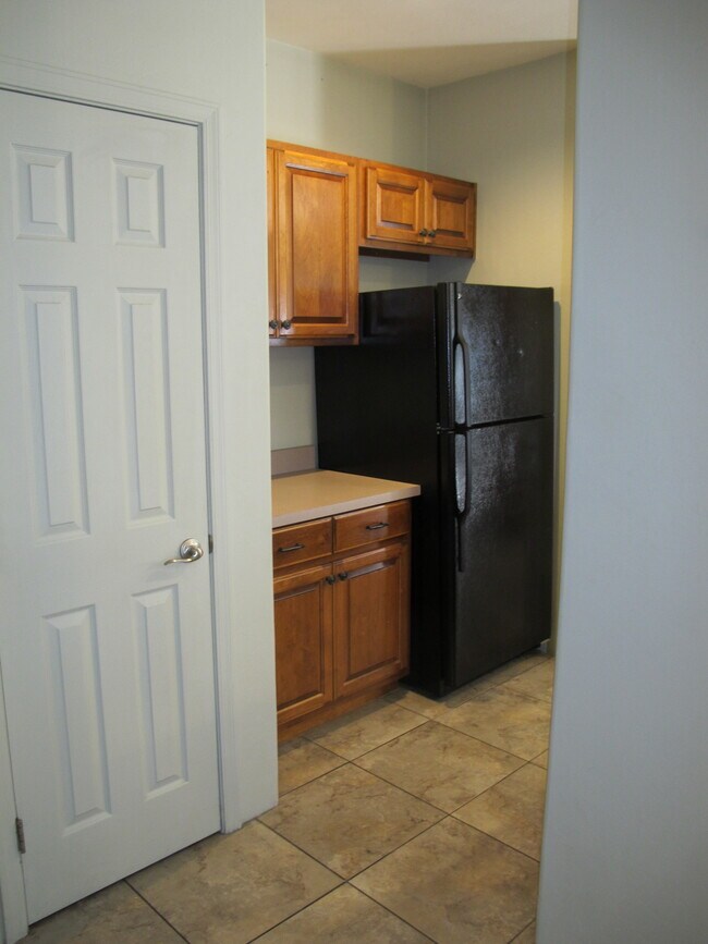 Building Photo - 1305 E Linden St