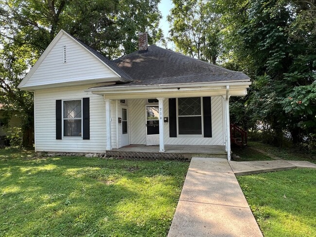 Building Photo - NEW KITCHEN & BATH REMODEL! Available Augu...