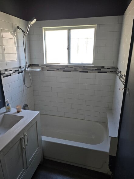 Building Photo - 611 W 85th St