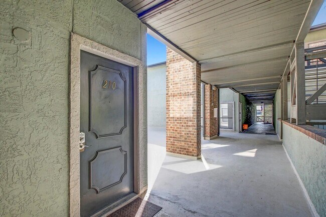 Building Photo - 807 W 25th St