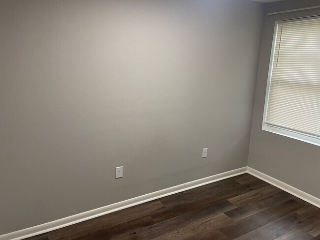 Building Photo - 2 Bedroom 1 Bath Duplex Utilities Included