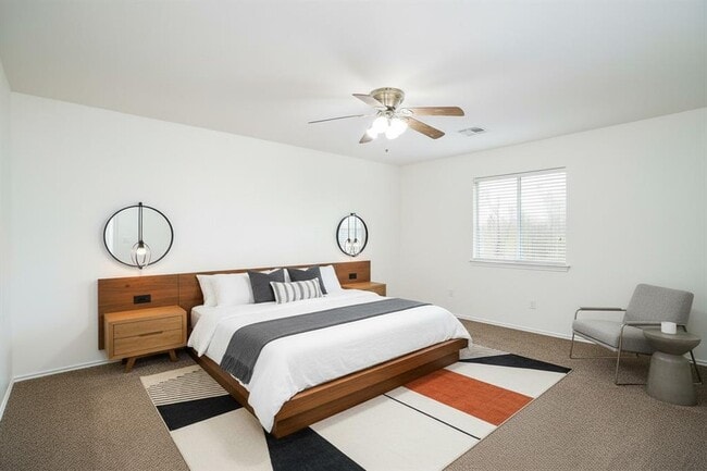 Building Photo - 140 Opal Lake Dr