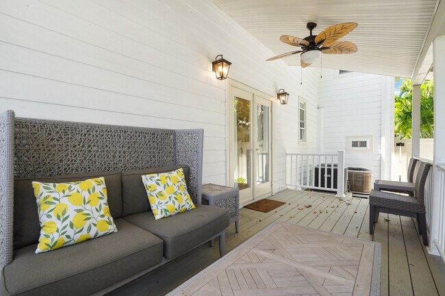 Building Photo - 1804 Pass a Grille Way