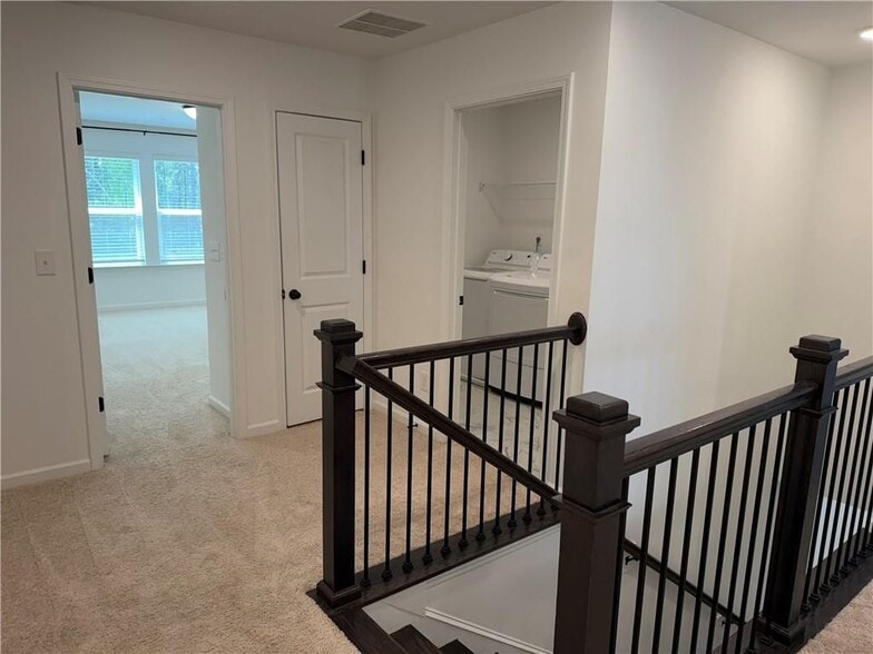 Building Photo - 716 Vallin St