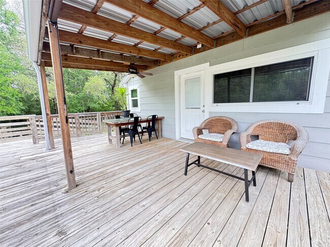 Building Photo - 879 Christmas Rd