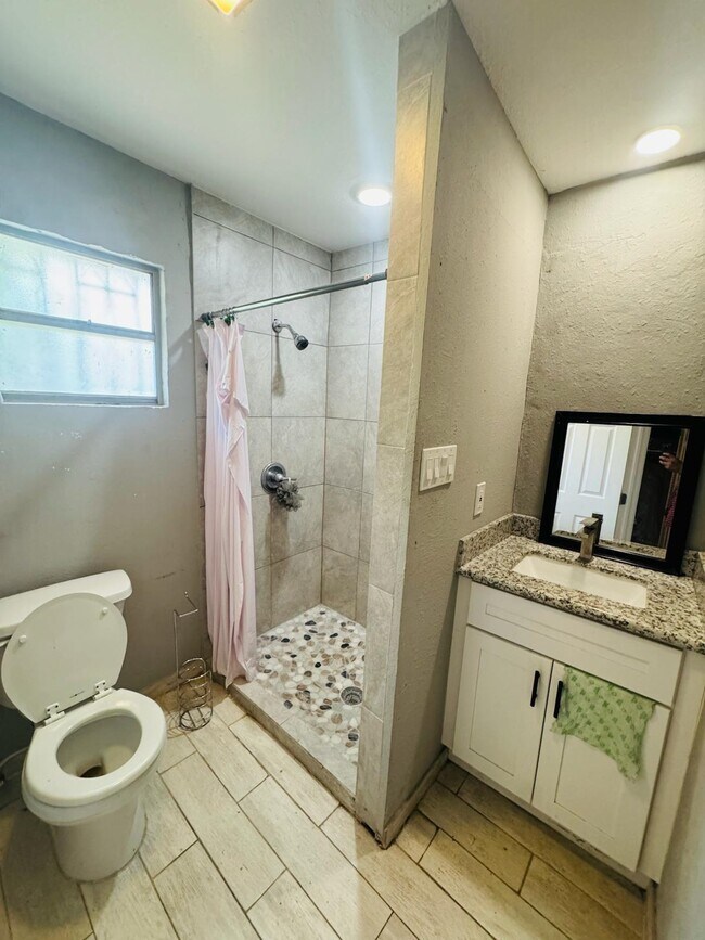 Building Photo - 112 Mirasol Dr