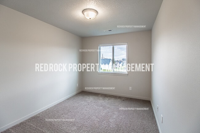 Building Photo - 303 Woodlawn Ln