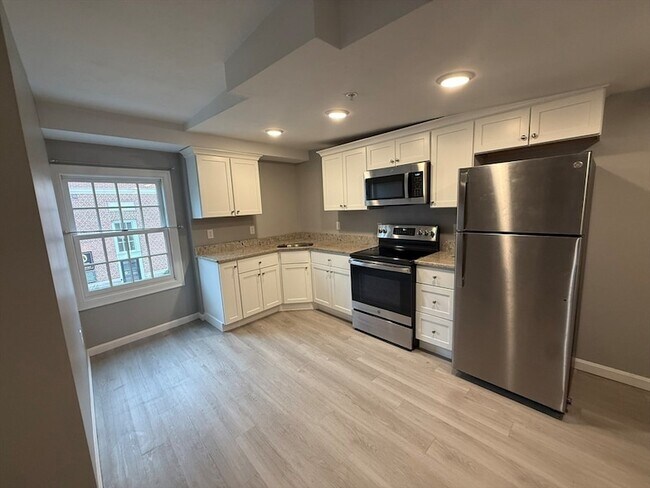 Building Photo - 10 Leyden St