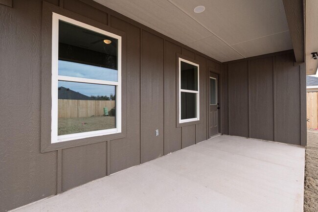 Building Photo - Stylish 3/2 Home with Open Concept Living — 15 Min to Stargate