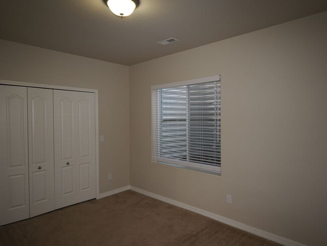 Building Photo - 5 Bedroom Home with AC in Cordera!