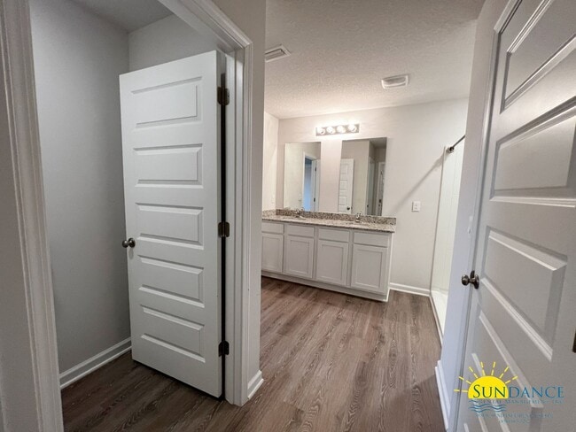 Building Photo - Stunning 4 Bedroom Home in Crestview!