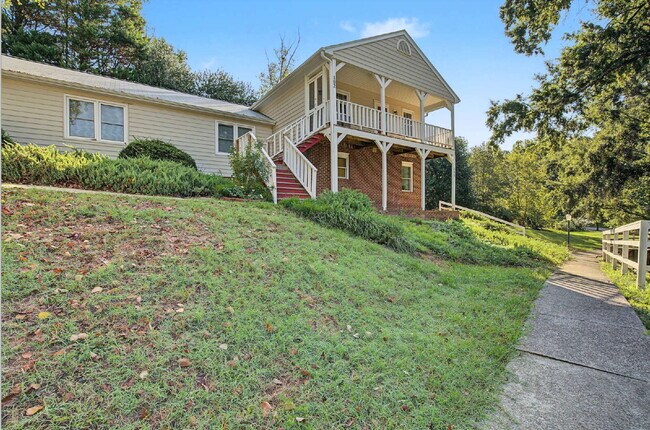 Building Photo - 2-Bedroom Condo Retreat in the Heart of Cary!