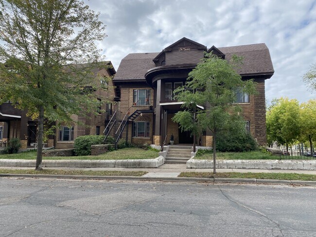 Building Photo - Upper level Corner Unit 1 Bed 1 Bath near Lake of the Isles and Walker Art Center! Description