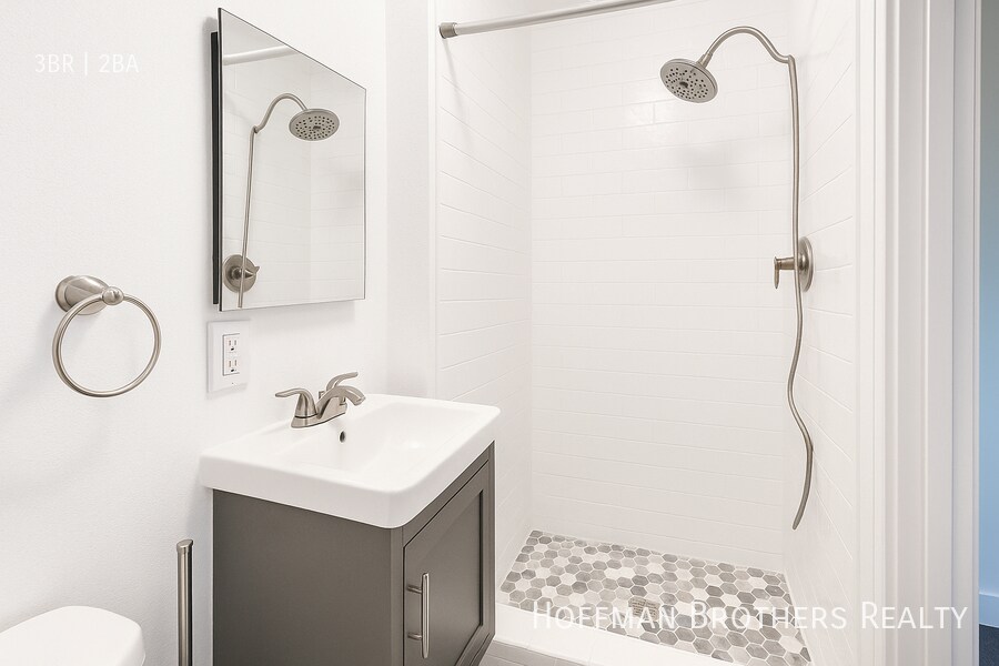 Building Photo - 6941 Hazeltine Ave