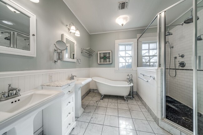 Building Photo - BEAUTIFUL HOME IN BLUEBONNET HILLS, ALAMO HEIGHTS