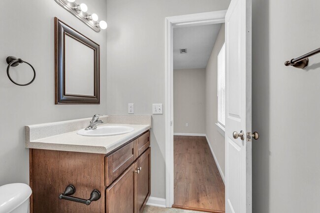 Building Photo - 3 Bedroom 2 Bathrooms in Piercfield Forest - Richmond Hill