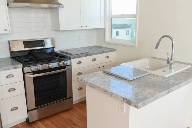 Building Photo - Updated 1 Bed 1 Bath in the Heart of Echo Park - Parking, laundry and great views!