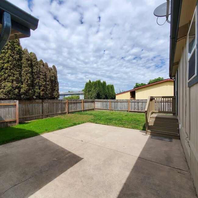 Building Photo - Pet Friendly 4 Bedroom  2 Bath w/ 2 Car Garage