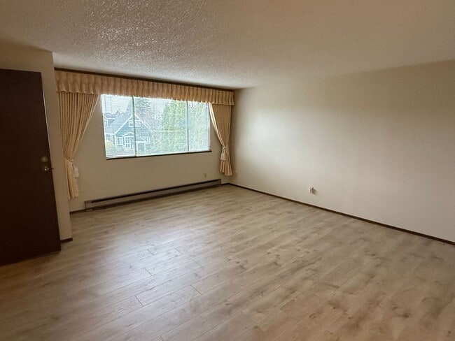 Building Photo - Charming Retro-Style 2 Bedroom Apartment i...