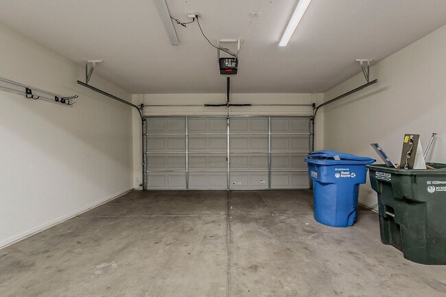 Building Photo - 3 Bed 2 Bath - New Kitchen Appliances\Carp...