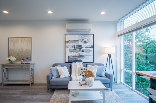 Building Photo - Modern 3BR/3.5BA Townhouse with Rooftop Views in Yesler Terrace