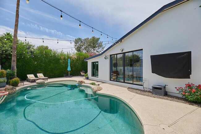 Building Photo - 8113 E Redwing Rd