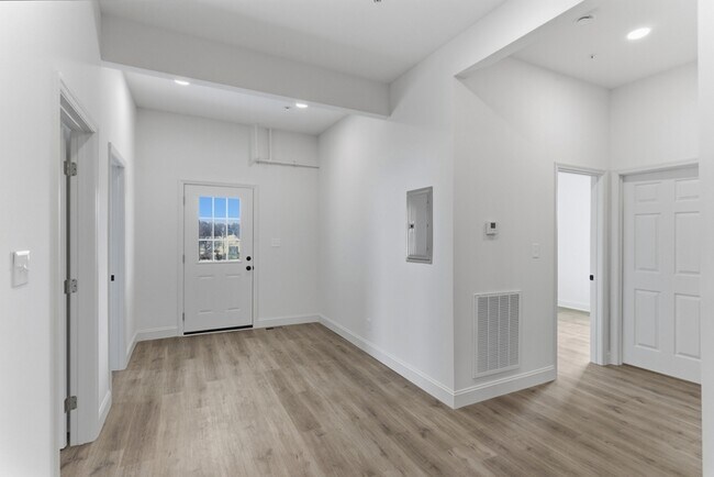 Building Photo - 2303 Parkview Ave