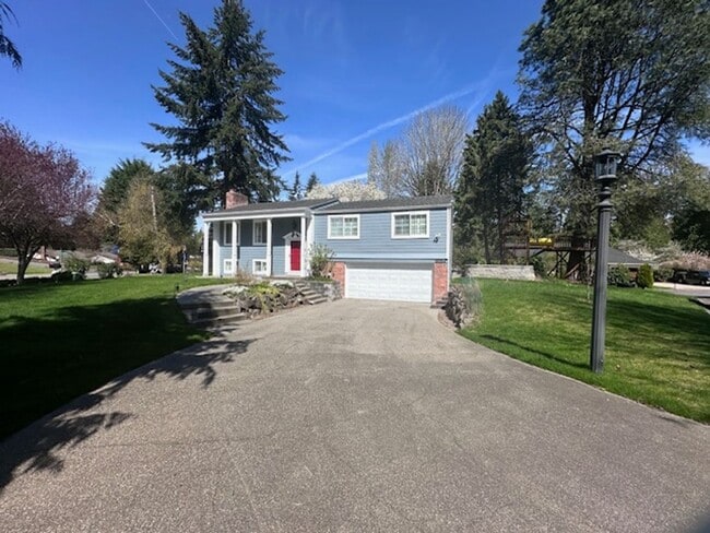 Building Photo - Charming 4 Bedroom Residence with Expansive Yard