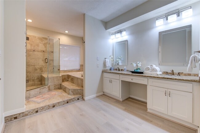 Building Photo - 714 Last Arrow Dr