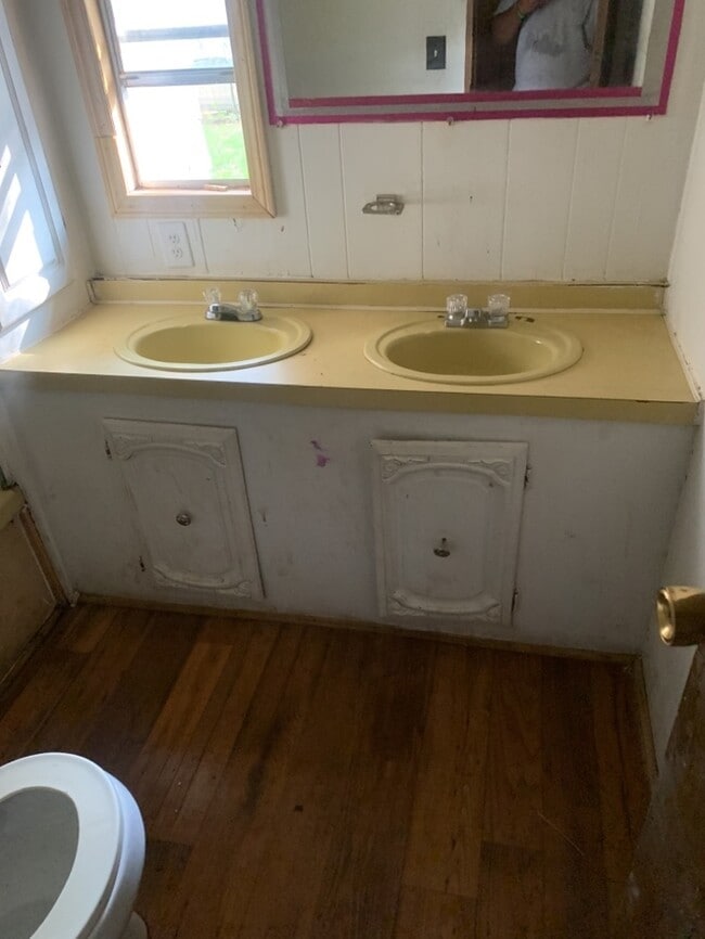 Building Photo - 3 Bedroom 1.5 Bathroom