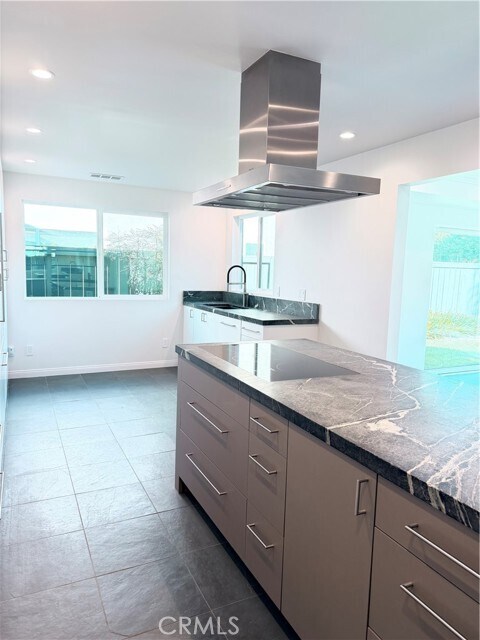 Building Photo - 15999 Via De Las Palmas