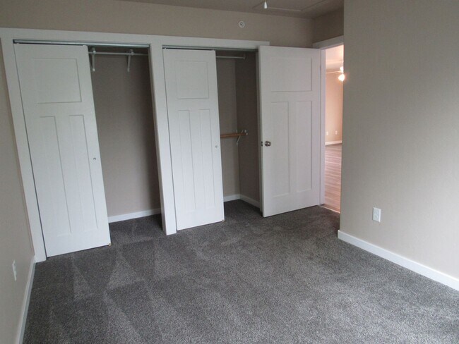 Building Photo - Newer Construction 2 Bdrm Apt