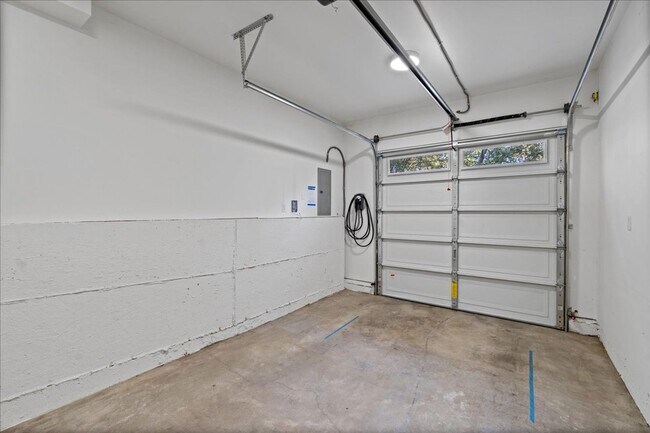 Building Photo - West Seattle - 3 Bedroom - 2.5 Bathroom w/ AC!