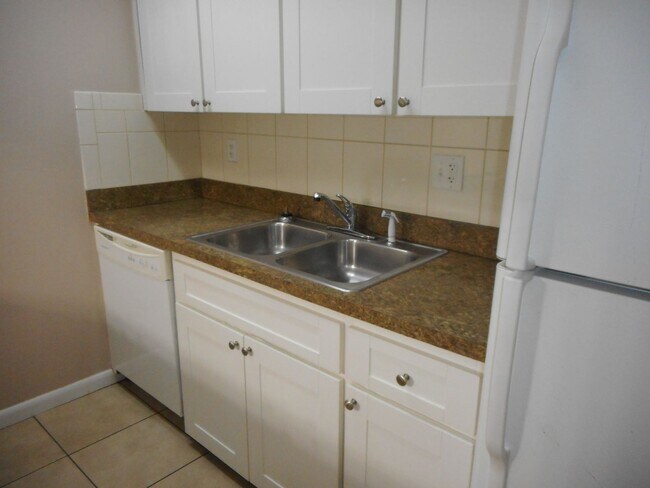 Building Photo - 661 NE 26th Ct